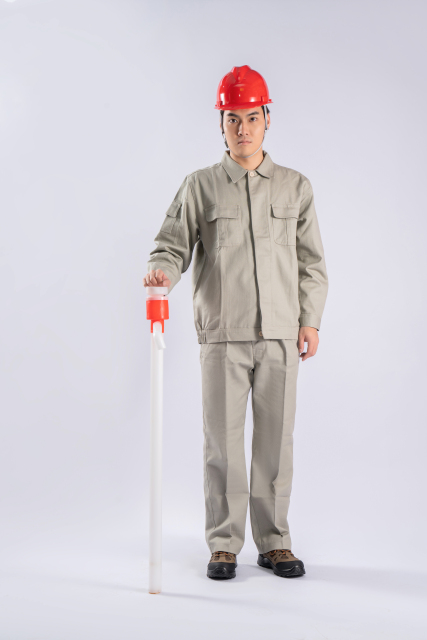 职业装工人手拿水管正面图