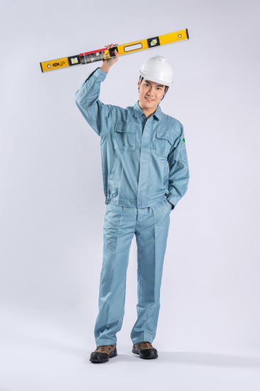 手举测量工作的男职工图