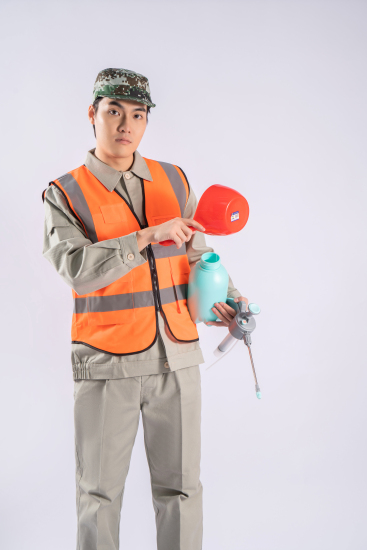 环卫工手拿气压式消毒喷壶实拍图