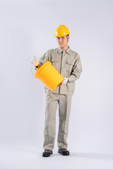 头戴黄色头盔的男生高清图