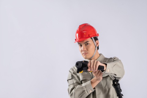 佩戴安全帽工人正面实拍图