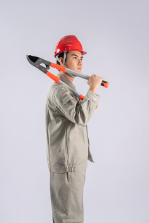 手拿大力钳五金工具人物图片