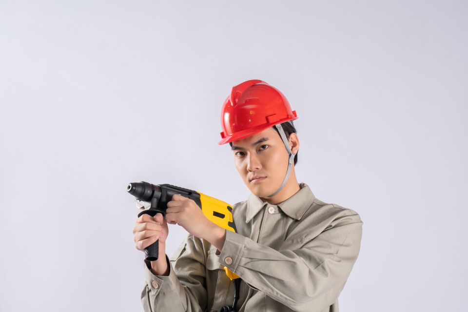 手拿电钻工具人物实拍图