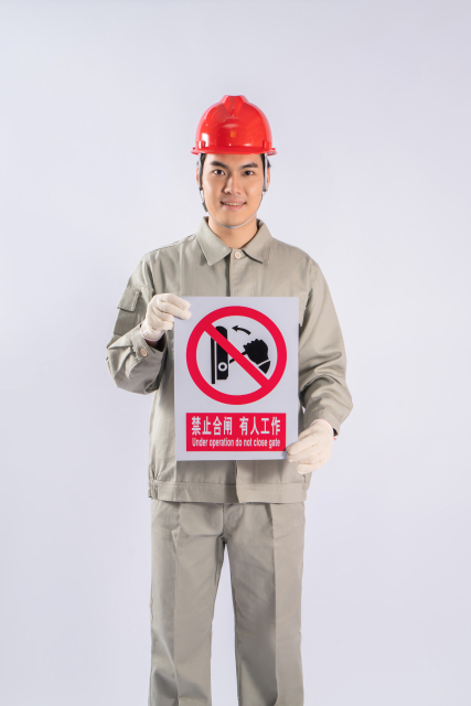 微笑男生手拿标识牌实拍图