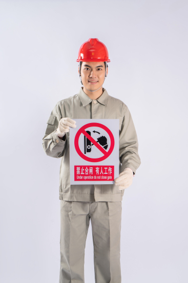 微笑男生手拿标识牌实拍图