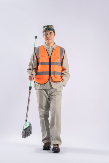 环卫工人手提长杆拖把站姿实拍图