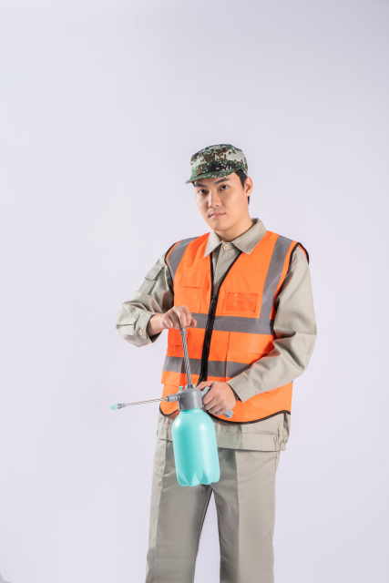 绿化工作人员消毒环保实拍图