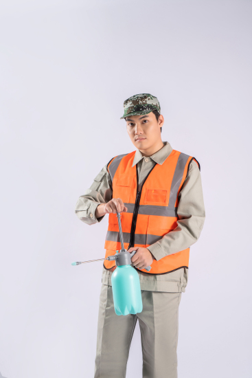 绿化工作人员消毒环保实拍图