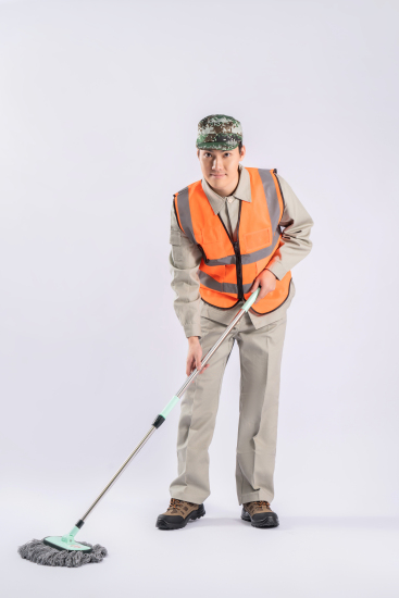 劳动工作人员清洁打扫工作实拍图