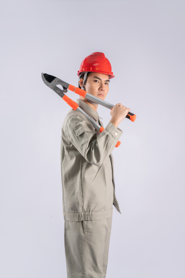 职业工人手拿五金工具实拍图