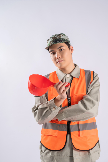 工人手拿红色水瓢清洁卫生实拍图