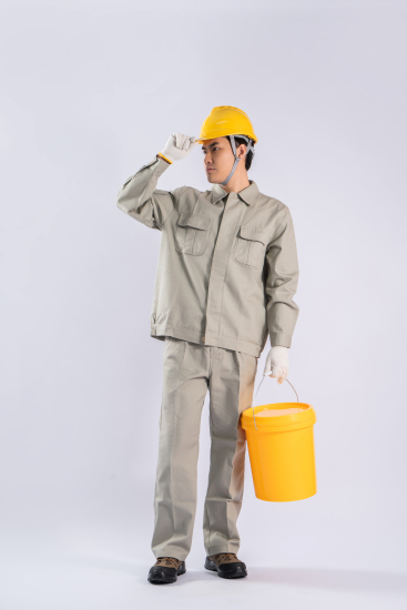 看向远方的职业装男士高清图