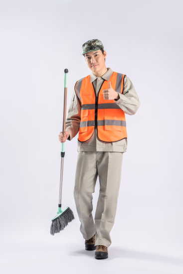 努力积极工作的环卫工人实拍图