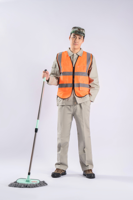 站姿环卫工拿拖把实拍图