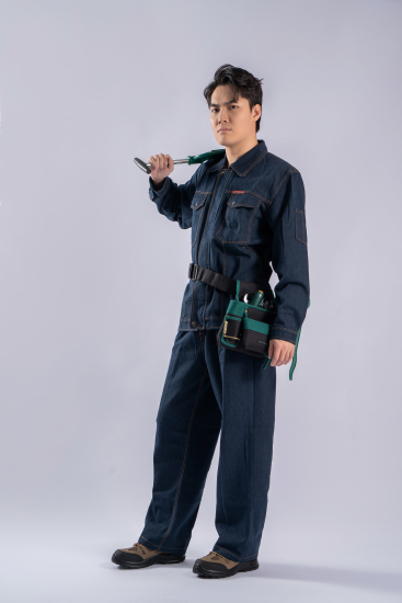 装修工腰挎五金工具实拍图