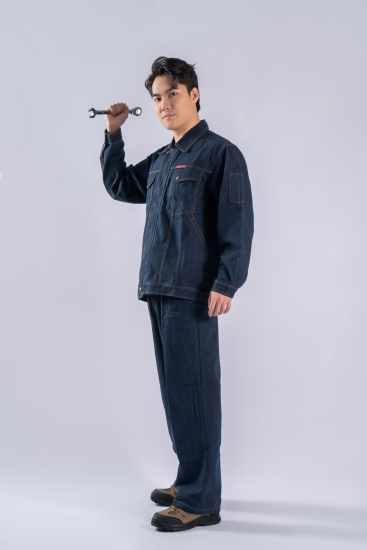 工人拿五金工具装修高清图