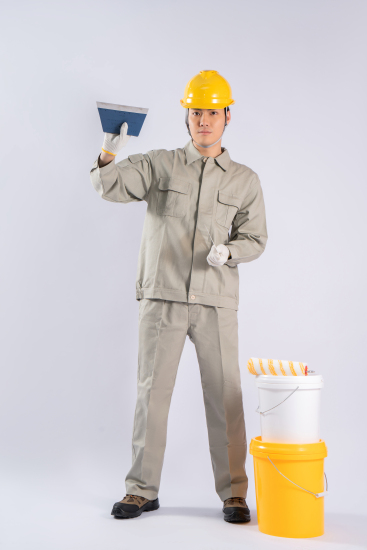 手拿建筑工具的工人高清图