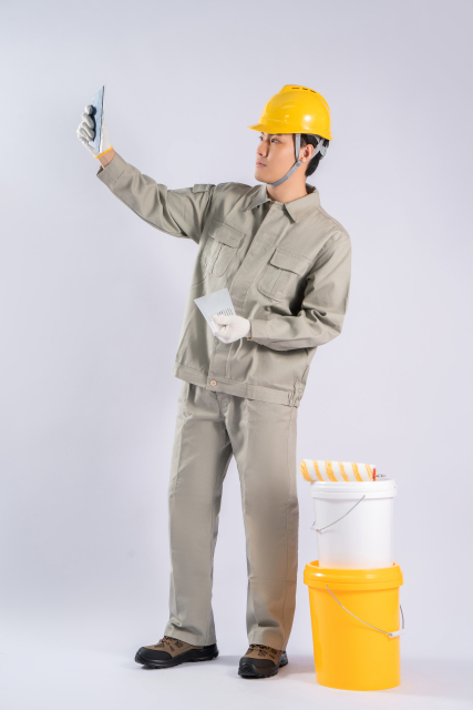 施工人员手拿工具高清图