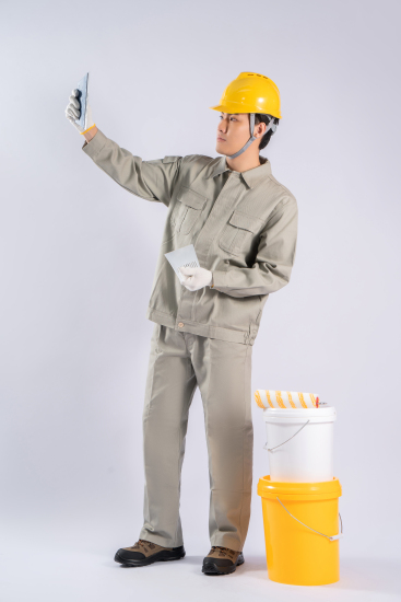 施工人员手拿工具高清图