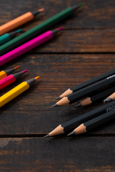多彩铅笔绘画工具实拍图