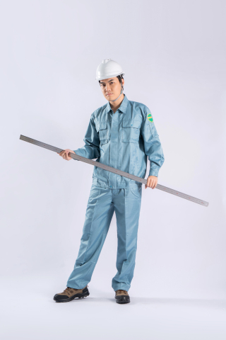 手拿钢尺工具的男员工图