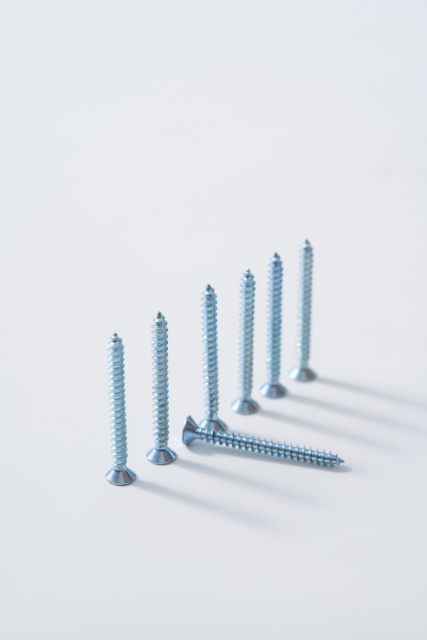 一列金属钉子实拍图