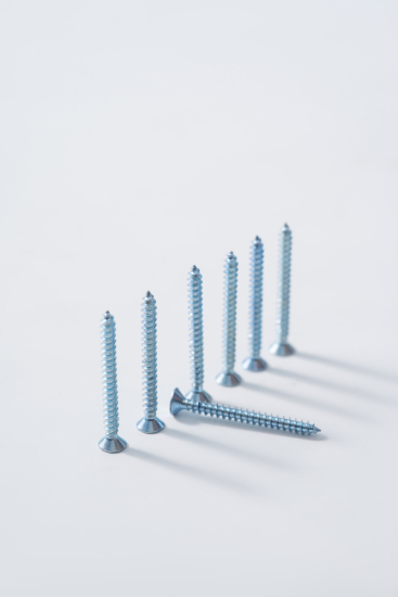 一列金属钉子实拍图