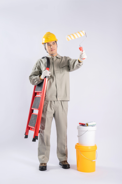 帅气男士工人肩扛梯子实拍图