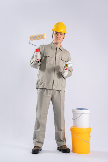 手举油漆滚的帅气男生实拍图