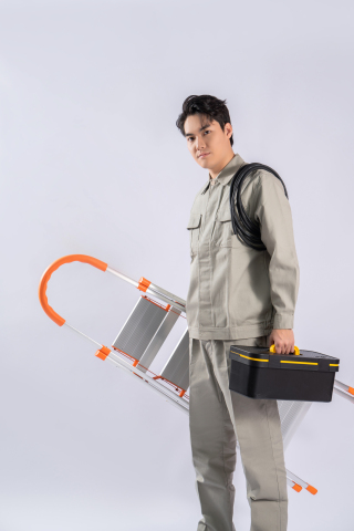 工人手拿便携式梯子实拍图