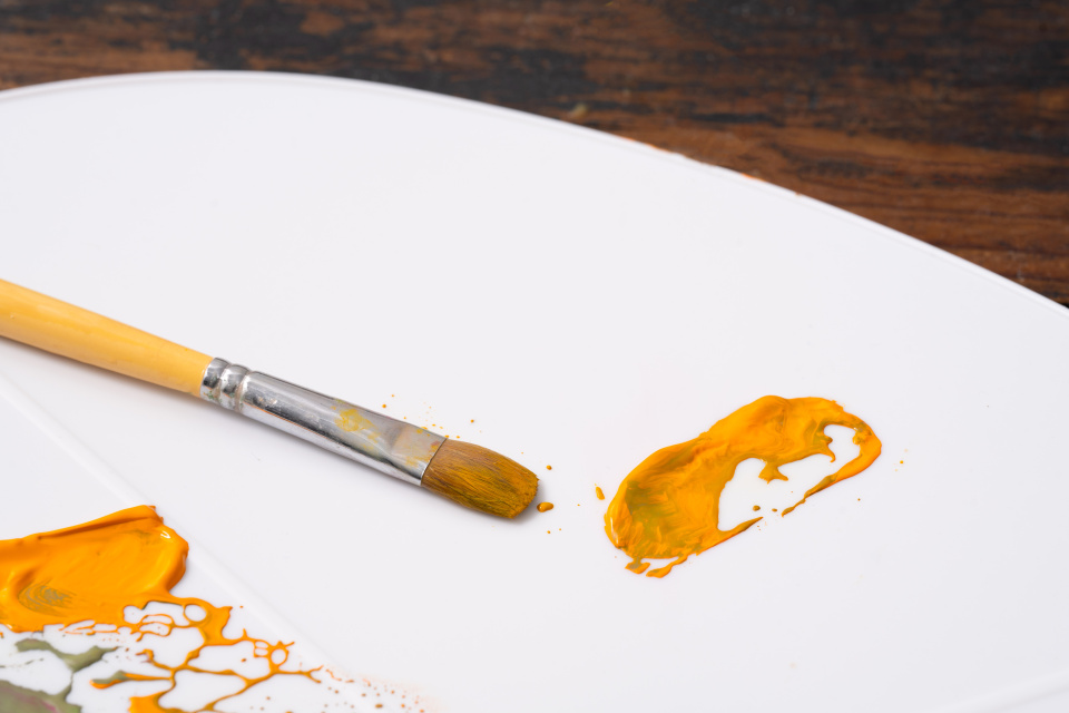 画笔蘸取颜料近景实拍图