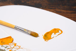 画笔蘸取颜料近景实拍图