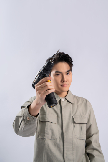 手拿家用冲击电钻工具实拍图