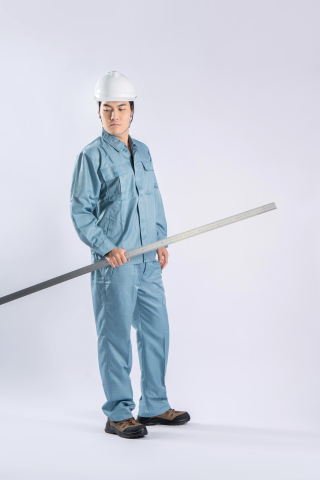 职场办公手拿尺子的工人图