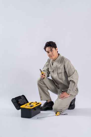 专业装修男性工人蹲姿实拍图