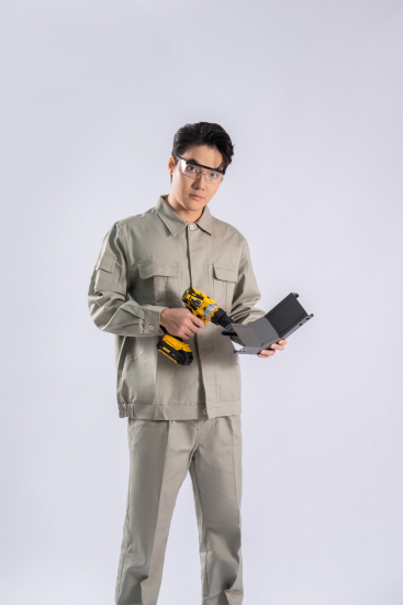 帅气工人手拿装修工具实拍图