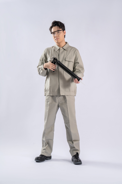 工人装修工具玻璃胶枪实拍图