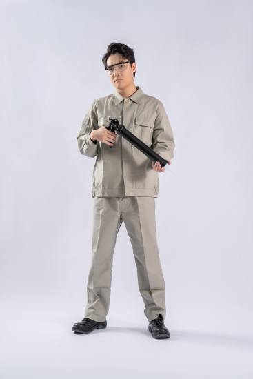 工人装修工具玻璃胶枪实拍图