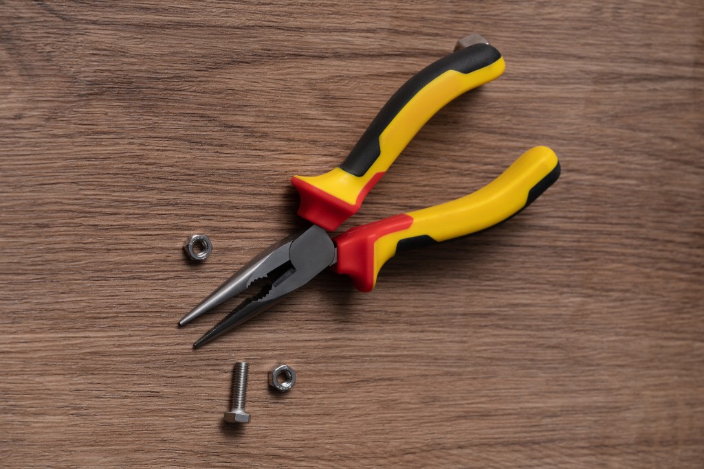 家用日常尖嘴钳工具实拍图版权图片下载