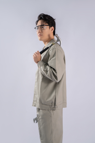 工人肩抗羊角锤侧身姿势实拍图