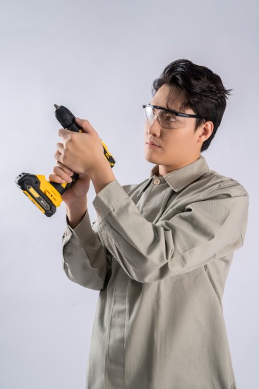 手拿电钻的装修工人实拍图