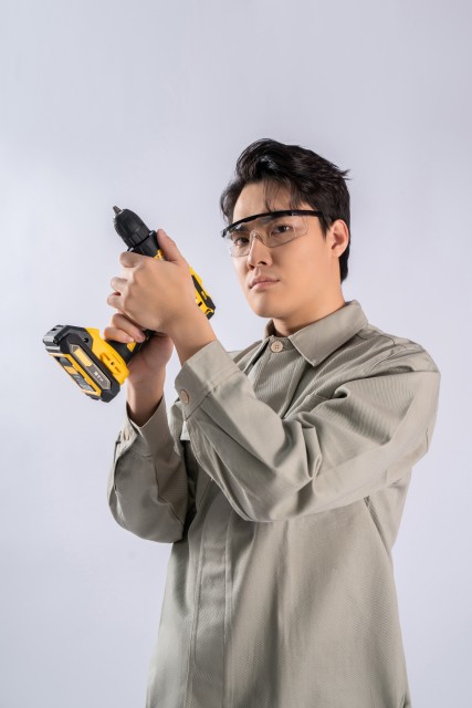 手举电钻枪的修理工实拍图