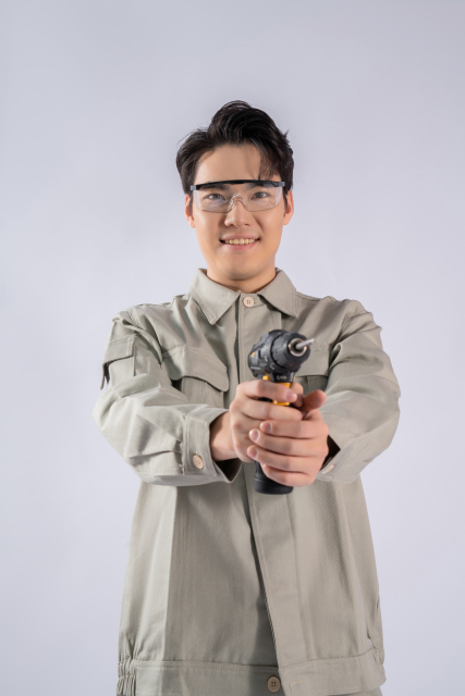 帅气男性维修工人实拍图