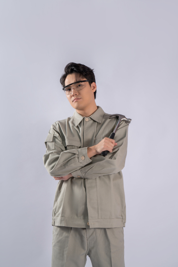 帅气维修工站姿半身实拍图