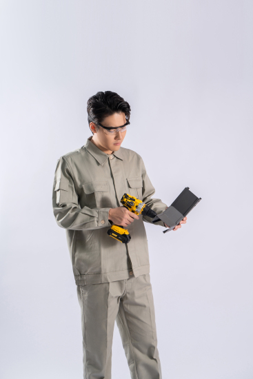 工人穿工作服修理工作实拍图