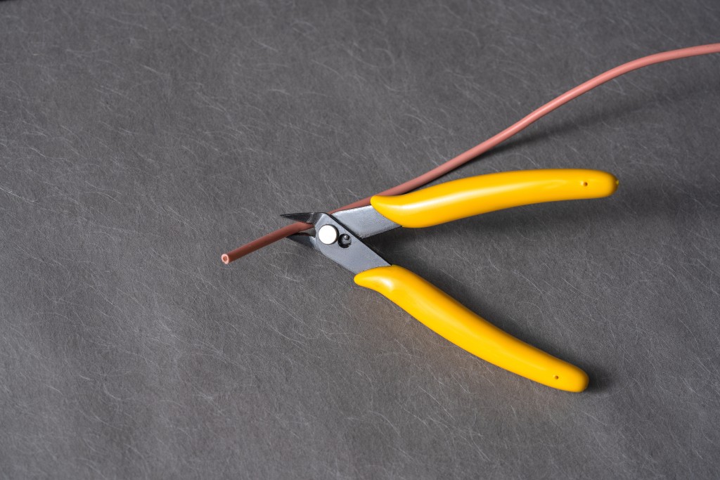 剥线钳尖嘴钳多功能工具高清图版权图片下载