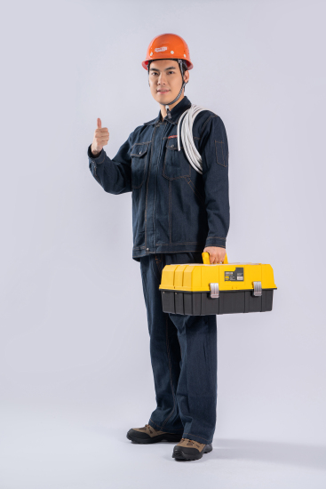 装修工人携带工具侧身实拍图