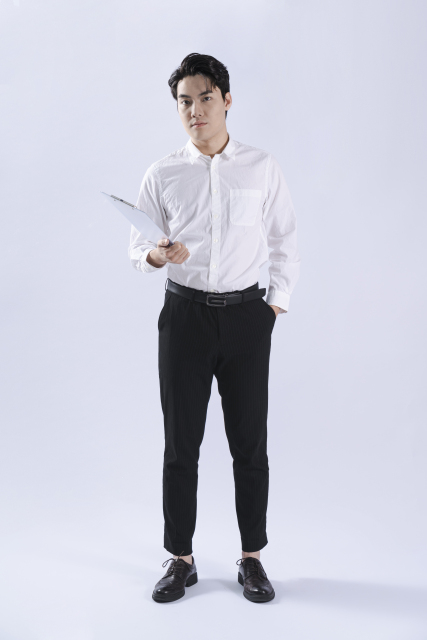 帅气知性男教师实拍图