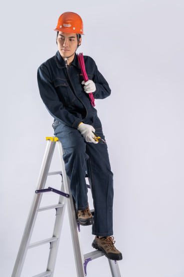 钳工坐在梯子顶上实拍图