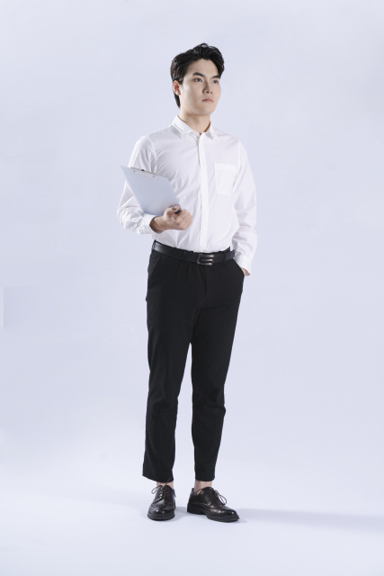 拿教案的白衬衣男教师实拍图